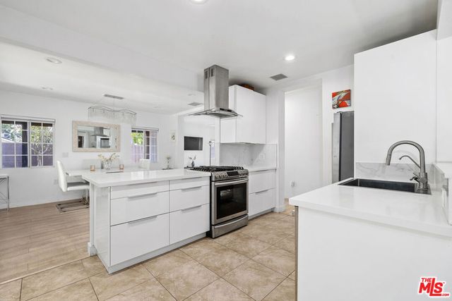 7340 Farralone Avenue, Canoga Park, CA 91303