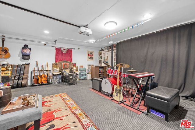 7340 Farralone Avenue, Canoga Park, CA 91303