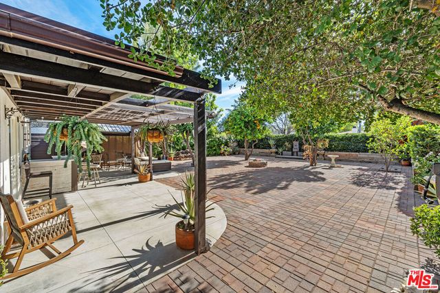 7340 Farralone Avenue, Canoga Park, CA 91303