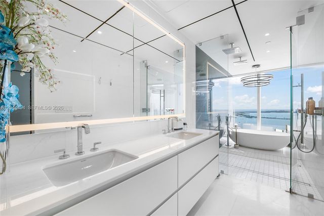 300 Biscayne Blvd Way 5104, Miami, FL 33131