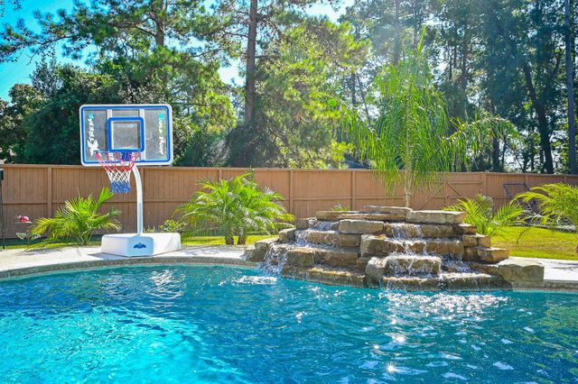75 April Wind Drive S, Conroe, TX 77356