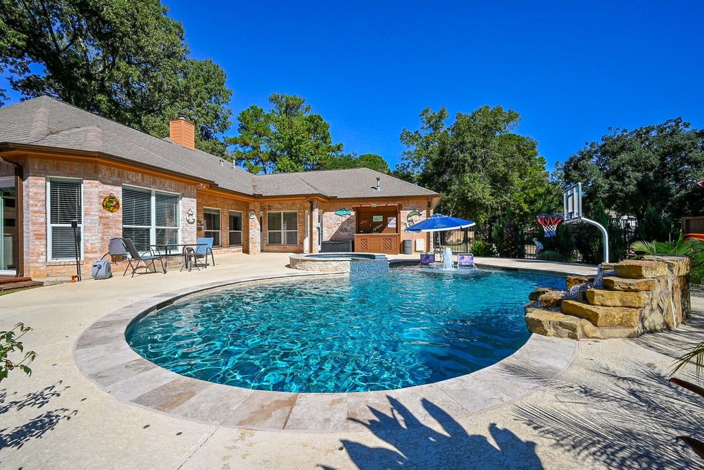 75 April Wind Drive S, Conroe, TX 77356