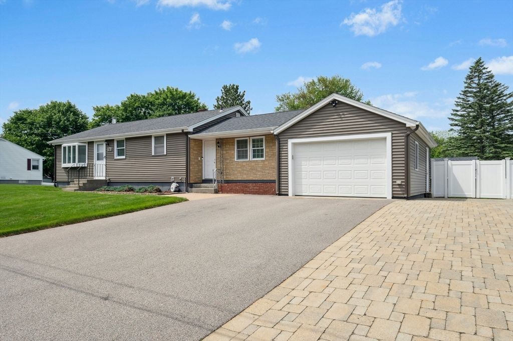 26 Falmouth Dr, Grafton, MA 01536