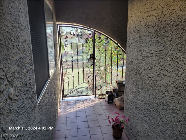809 Hedge Way 3, Las Vegas, NV 89110