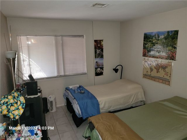 809 Hedge Way 3, Las Vegas, NV 89110