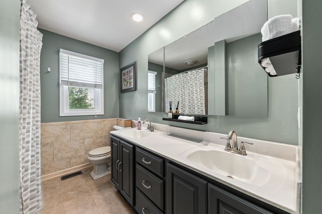 2422 Chippewa Court, Lisle, IL 60532