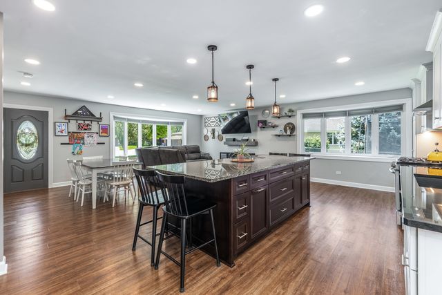 2422 Chippewa Court, Lisle, IL 60532
