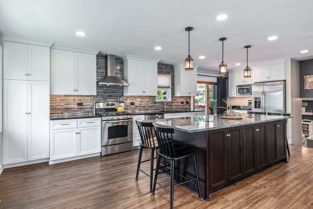 2422 Chippewa Court, Lisle, IL 60532