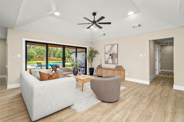 698 Orange Grove Street, League City, TX 77573