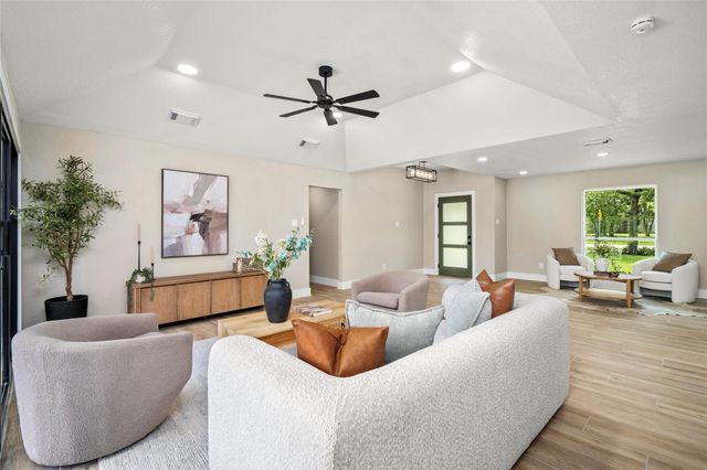 698 Orange Grove Street, League City, TX 77573