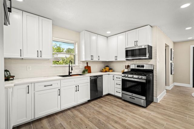 698 Orange Grove Street, League City, TX 77573