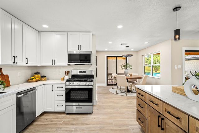 698 Orange Grove Street, League City, TX 77573
