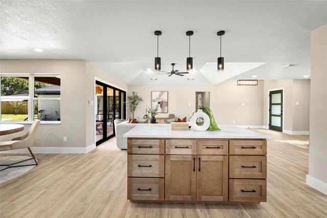 698 Orange Grove Street, League City, TX 77573