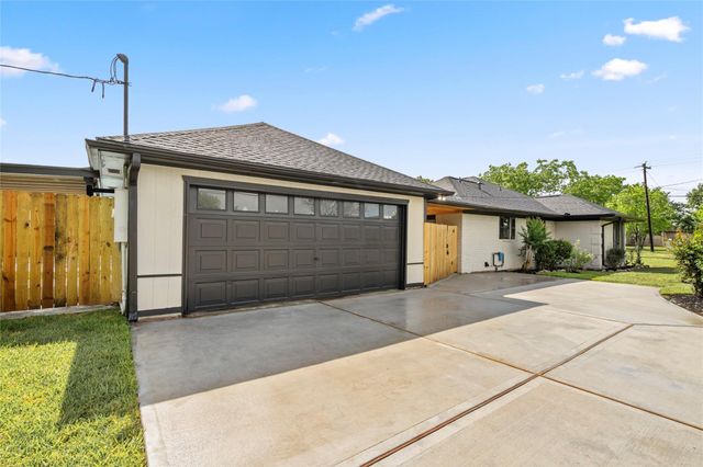 698 Orange Grove Street, League City, TX 77573