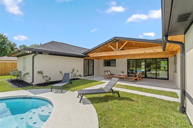 698 Orange Grove Street, League City, TX 77573