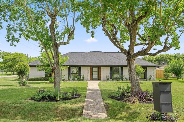 698 Orange Grove Street, League City, TX 77573