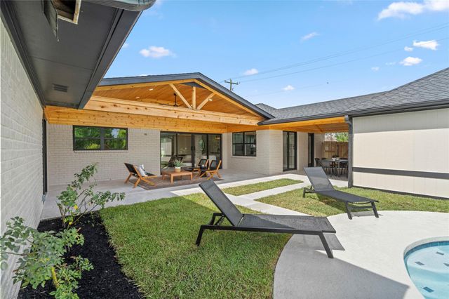 698 Orange Grove Street, League City, TX 77573