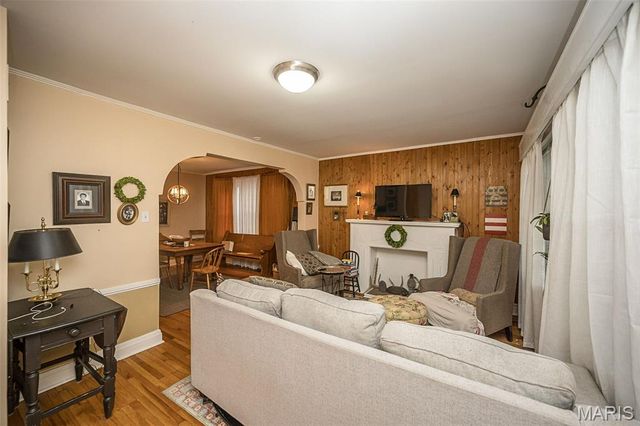 1102 Edward Terrace, St Louis, MO 63117