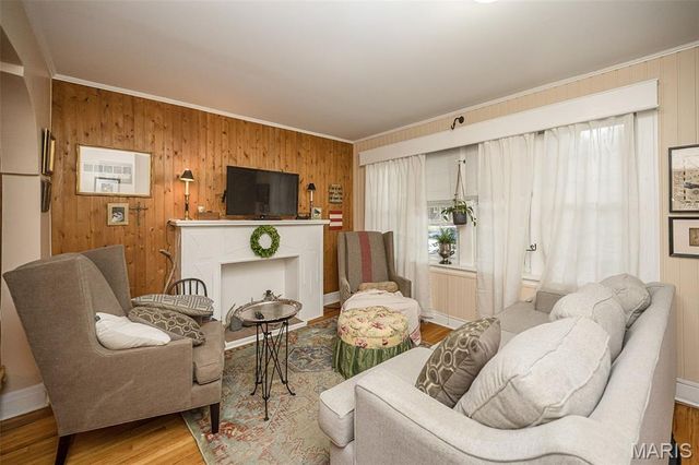 1102 Edward Terrace, St Louis, MO 63117