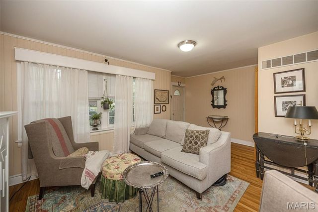 1102 Edward Terrace, St Louis, MO 63117