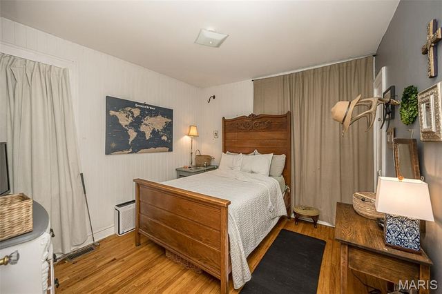 1102 Edward Terrace, St Louis, MO 63117