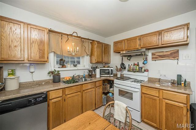 1102 Edward Terrace, St Louis, MO 63117