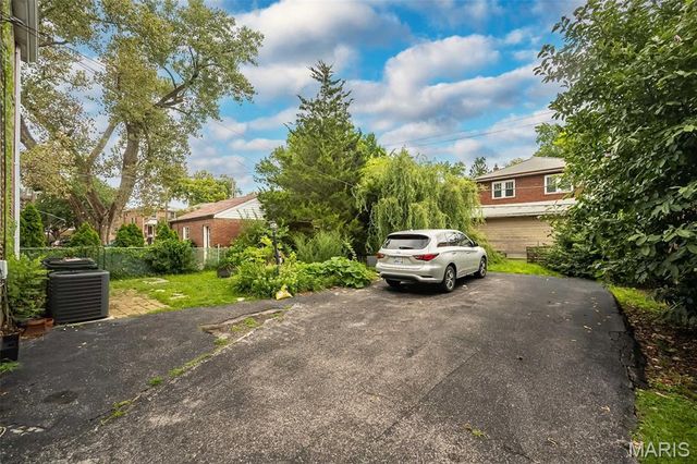1102 Edward Terrace, St Louis, MO 63117