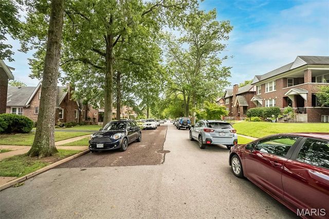 1102 Edward Terrace, St Louis, MO 63117