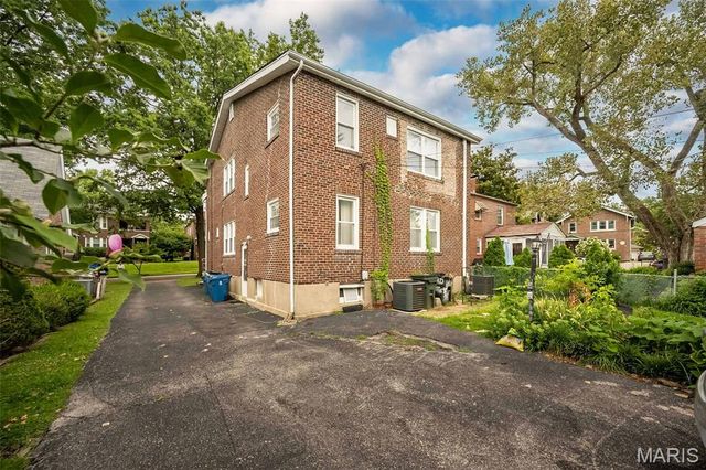 1102 Edward Terrace, St Louis, MO 63117