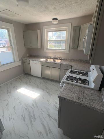 1102 Edward Terrace, St Louis, MO 63117