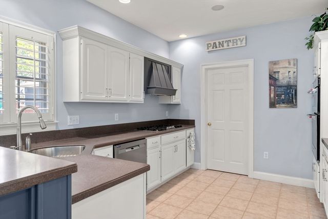 25 Carrolls Ln, Quincy, MA 02169
