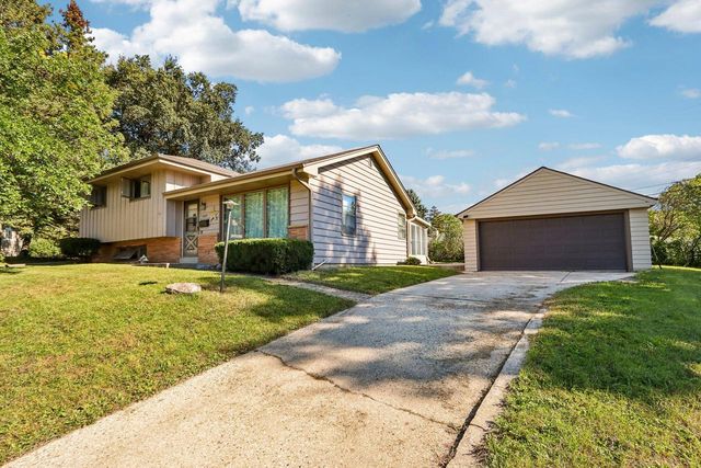1229 Ed-Mar CIRCLE, Waukesha, WI 53188