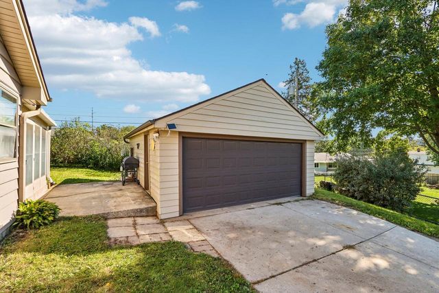 1229 Ed-Mar CIRCLE, Waukesha, WI 53188