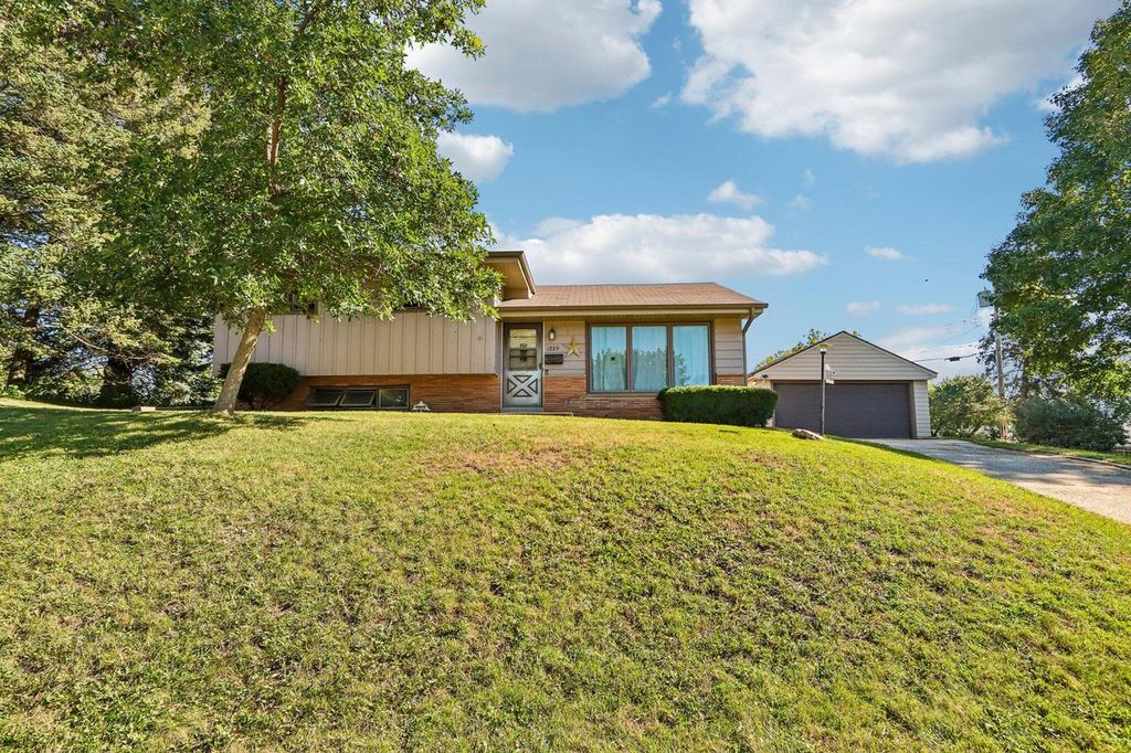 1229 Ed-Mar CIRCLE, Waukesha, WI 53188