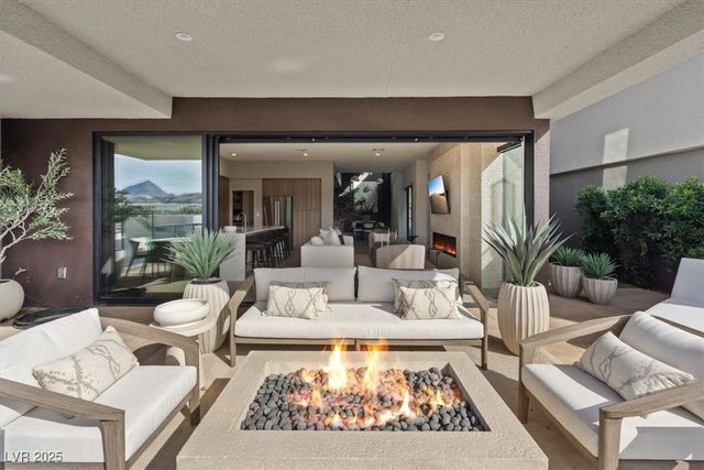 40 Heron Harbour Drive, Henderson, NV 89011