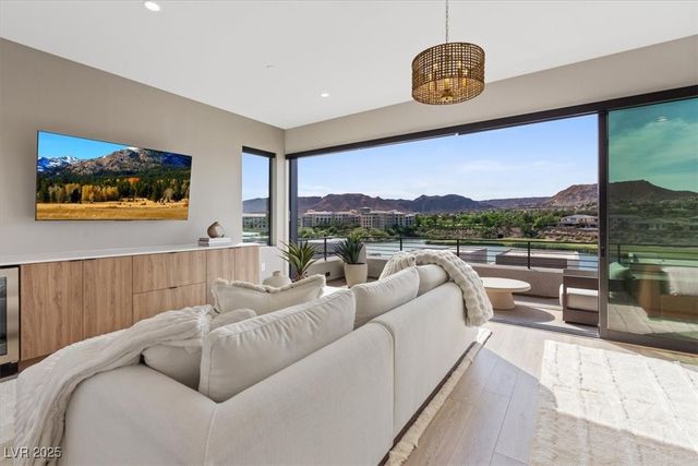 40 Heron Harbour Drive, Henderson, NV 89011