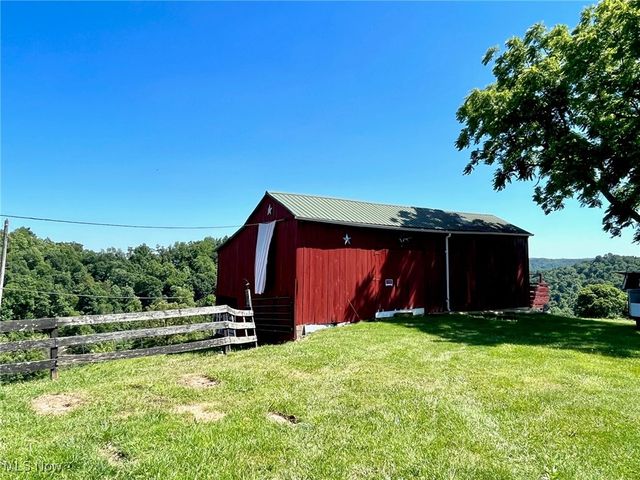 909 Kings Ridge Rd, St Marys, WV 26170