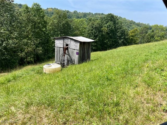 909 Kings Ridge Rd, St Marys, WV 26170