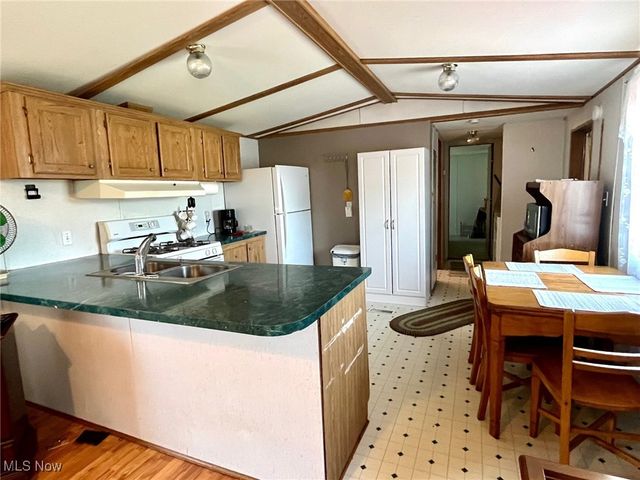 909 Kings Ridge Rd, St Marys, WV 26170