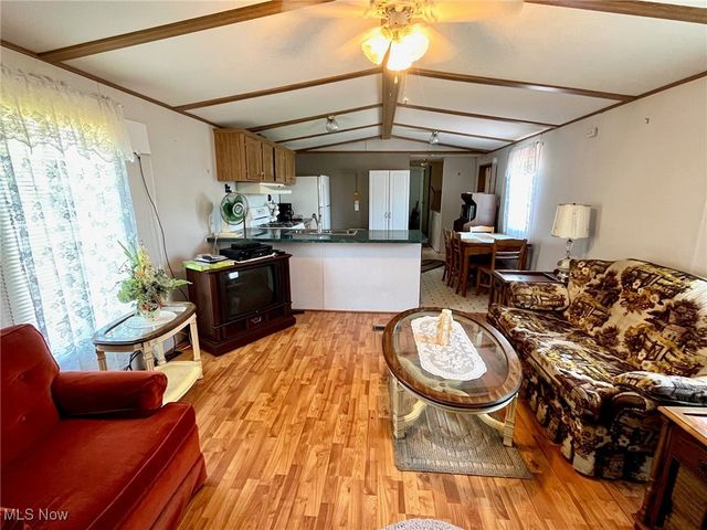 909 Kings Ridge Rd, St Marys, WV 26170