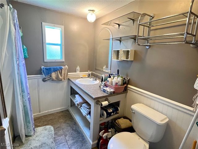 909 Kings Ridge Rd, St Marys, WV 26170