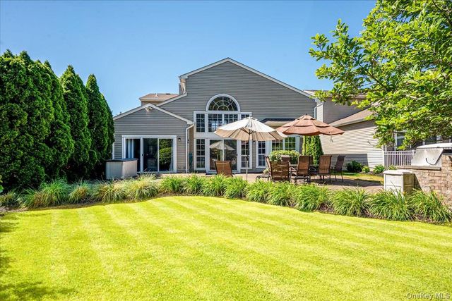 10 Windwatch Drive, Hauppauge, NY 11788