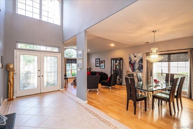 10 Windwatch Drive, Hauppauge, NY 11788
