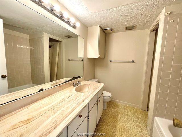 4441 Old College 2206, Bryan, TX 77801