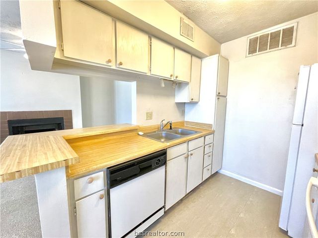4441 Old College 2206, Bryan, TX 77801