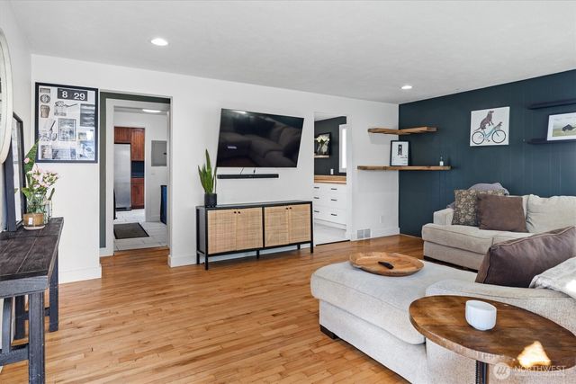 728 5th Street SE, Puyallup, WA 98372