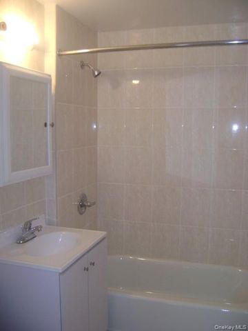 81-15 Queens 6L, Elmhurst, NY 11373