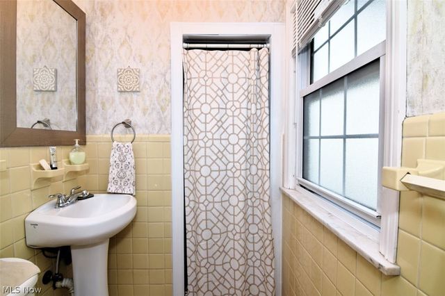 2965 Macbeth Drive, Rocky River, OH 44116