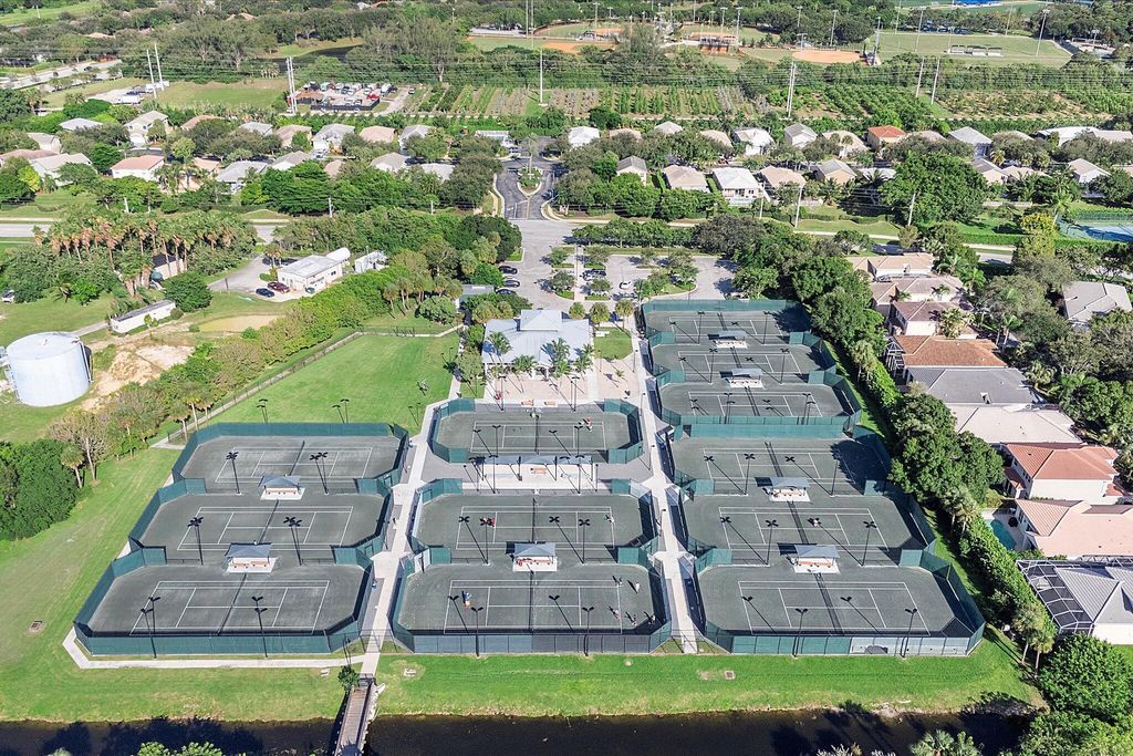 Image 33 of property listing at 8318 W Blue Spring Drive, Parkland, FL 33067