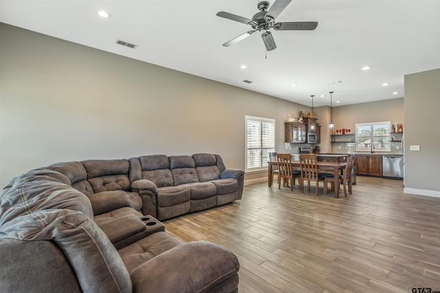 15447 Anna Ln, Lindale, TX 75771